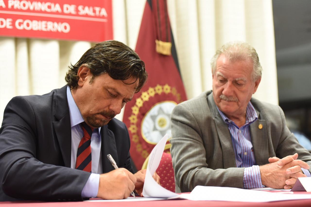 Gobernador Sáenz firma convenio- Foto archivo