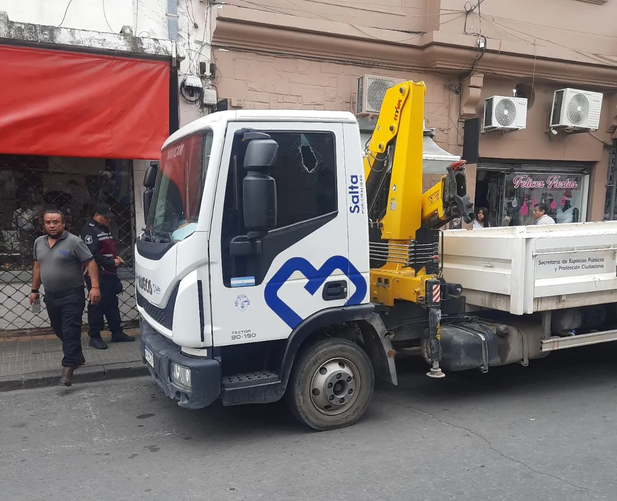 Camión municipal agredido