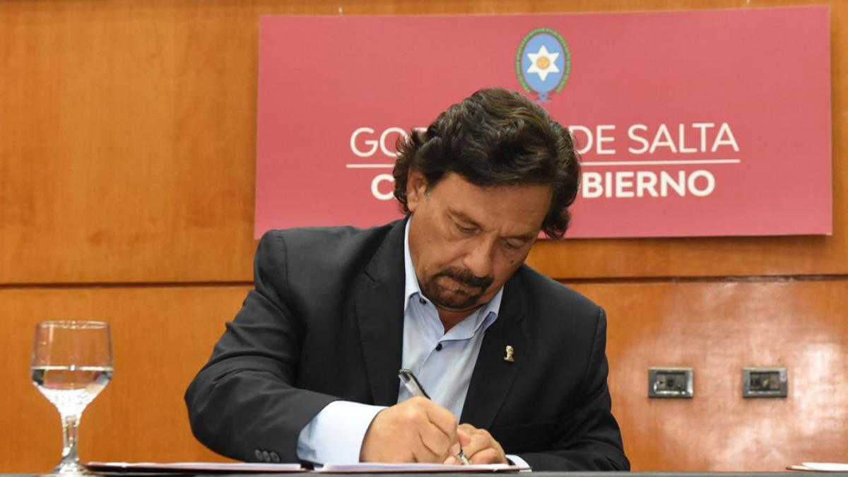 Sáenz firmando